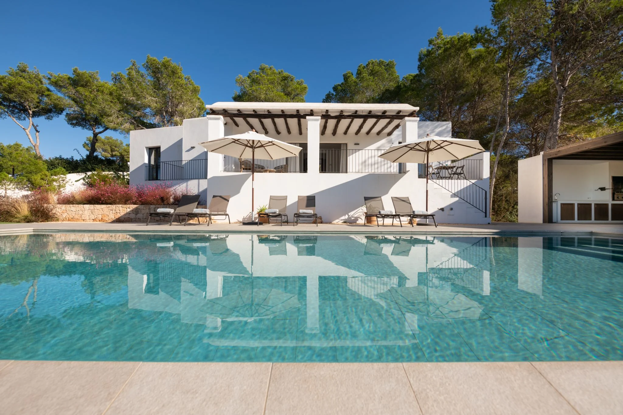 Charming hillside-luxury villa with spectacular sea views